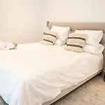 Large 5 Bedroom With Heated Pool + Sea Views ماربيا