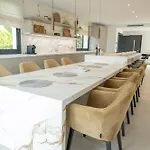 Large 5 Bedroom With Heated Pool + Sea Views فيلة ماربيا