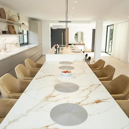 Large 5 Bedroom With Heated Pool + Sea Views *