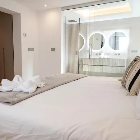 Large 5 Bedroom With Heated Pool + Sea Views *