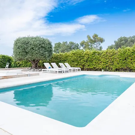 Large 5 Bedroom With Heated Pool + Sea Views