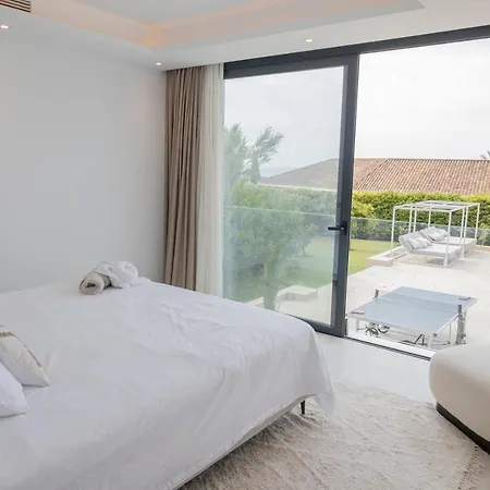 Large 5 Bedroom With Heated Pool + Sea Views ヴィラ *