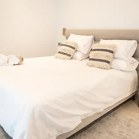 Large 5 Bedroom With Heated Pool + Sea Views Marbella