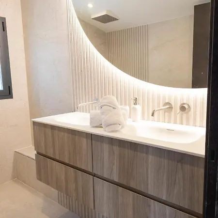 Large 5 Bedroom With Heated Pool + Sea Views 빌라 마르베야