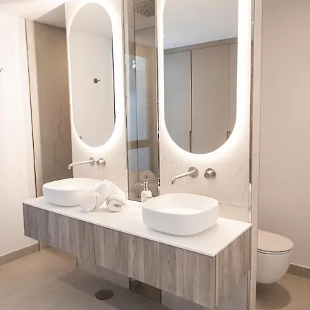 빌라 Large 5 Bedroom With Heated Pool + Sea Views