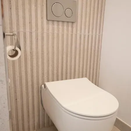 Large 5 Bedroom With Heated Pool + Sea Views * 마르베야