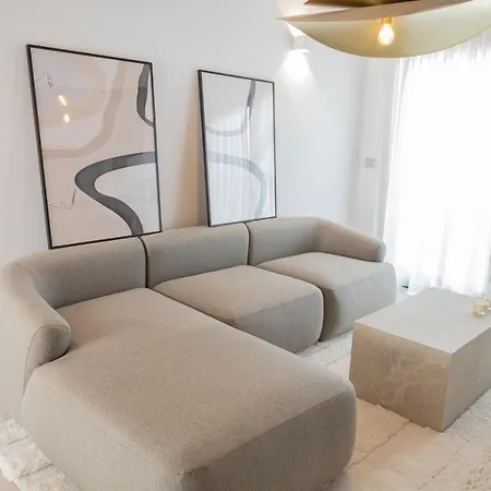 Large 5 Bedroom With Heated Pool + Sea Views *