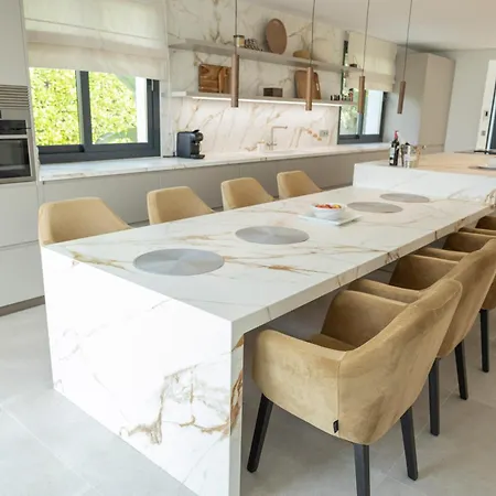 Large 5 Bedroom With Heated Pool + Sea Views * マルベーリャ