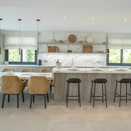 Large 5 Bedroom With Heated Pool + Sea Views *