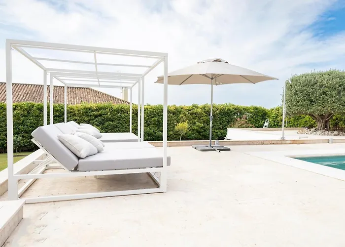 Large 5 Bedroom With Heated Pool + Sea Views Вилла