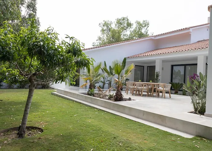Large 5 Bedroom With Heated Pool + Sea Views *