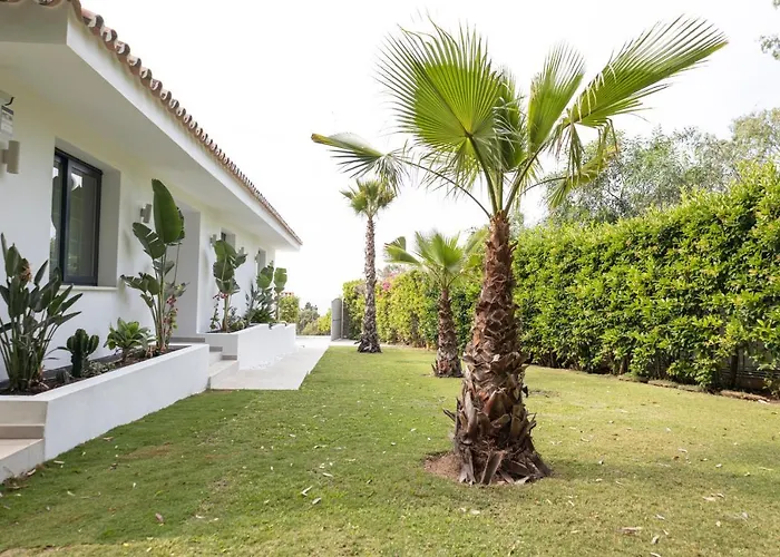 Large 5 Bedroom With Heated Pool + Sea Views Вилла Марбелья