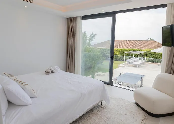 Large 5 Bedroom With Heated Pool + Sea Views Villa *