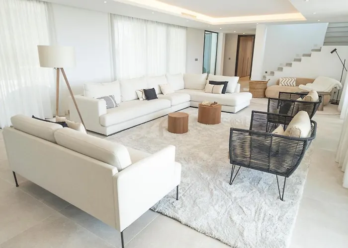 Large 5 Bedroom With Heated Pool + Sea Views Villa Marbella