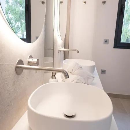 Large 5 Bedroom With Heated Pool + Sea Views *