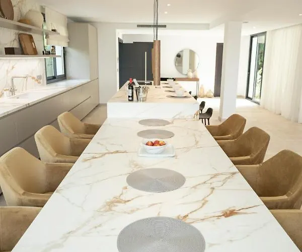 Large 5 Bedroom With Heated Pool + Sea Views *