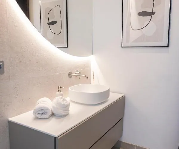 Large 5 Bedroom With Heated Pool + Sea Views Vila *