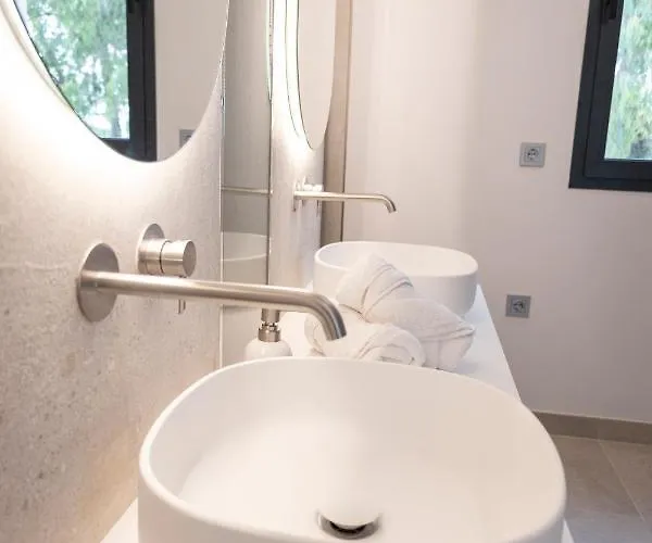 Large 5 Bedroom With Heated Pool + Sea Views *