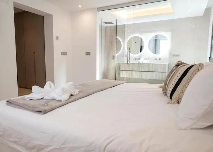 Large 5 Bedroom With Heated Pool + Sea Views *