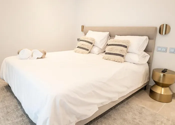 Large 5 Bedroom With Heated Pool + Sea Views Marbella