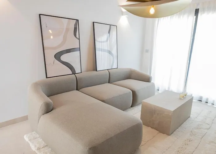 Large 5 Bedroom With Heated Pool + Sea Views *