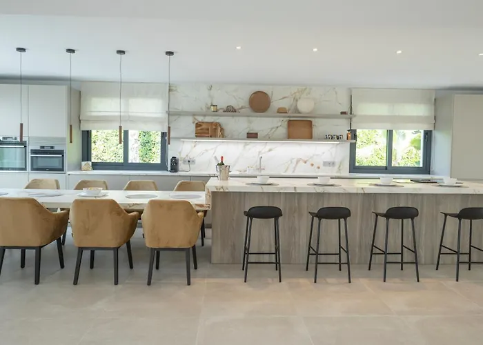 Large 5 Bedroom With Heated Pool + Sea Views *