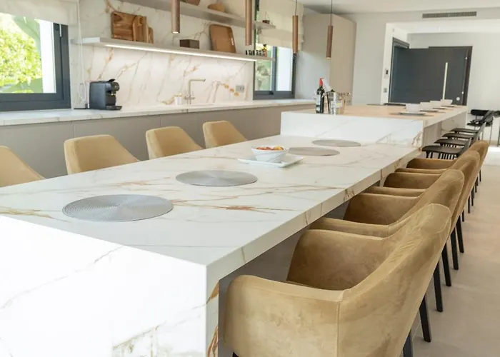 Large 5 Bedroom With Heated Pool + Sea Views Vila Marbella